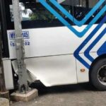 Sebuah bus Transjakarta menabrak tiang listrik di kawasan Puri Beta, Ciledug, Kota Tangerang, Jumat, 11 Februari 2022. Insiden tersebut merupakan kecelakaan kedua yang dialami armada bus Transjakarta pada hari ini. (Foto: Instagram @kabarciledug)