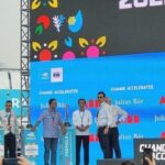Serahkan-Piala-Formula-E (1)