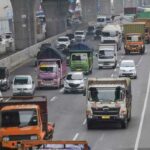 Sejumlah kendaraan melintas di jalan Tol Jakarta-Cikampek, Bekasi, Jawa Barat, Selasa (27/10/2020).