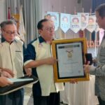 Teks foto: Presiden terpilih Prabowo Subianto menerima penghargaan pin emas dari SMSI yang diserahkan oleh Ketua Umum SMSI Firdaus. Penghargaan pin emas diterima oleh Hashim Djojohadikusumo di sela-sela acara pelantikan pengurus Formas, Sabtu (3/8). Dalam kesempatan itu Firdaus dilantik sebagai anggota dewan penasihat Formas bersama para pengurus Formas lainnya.