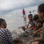 begini-suasana-pantai-anyer-saat-libur-lebaran-ramai-banget_169