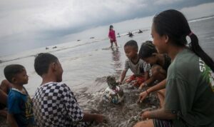 begini-suasana-pantai-anyer-saat-libur-lebaran-ramai-banget_169