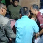 warga-saat-mengevakuasi-dua-balita-di-samarinda-yang-diduga-dibunuh-ayah-kandung-1753451557480_169