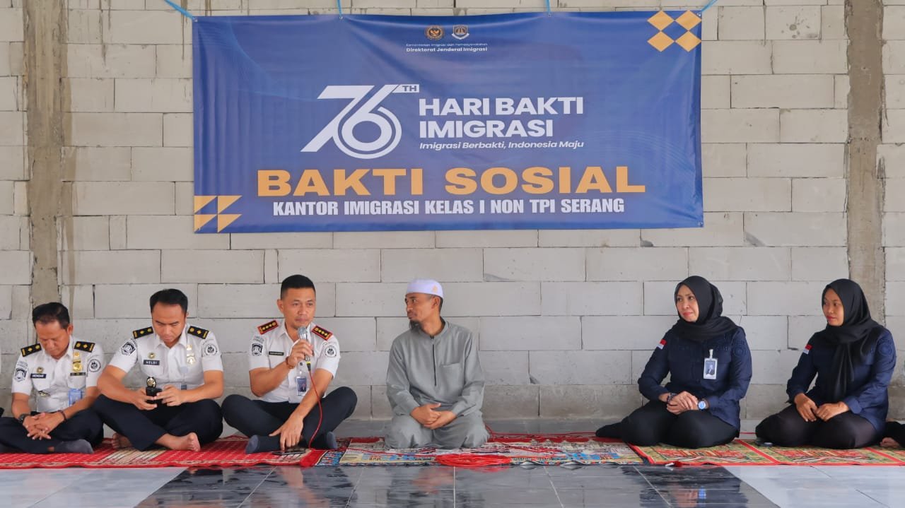 Hari Bakti Imigrasi Ke-76, Imigrasi Serang Bersama Kanwil Ditjen Imigrasi Banten Salurkan Bantuan Sembako di Panti Asuhan Baitul Qur’an