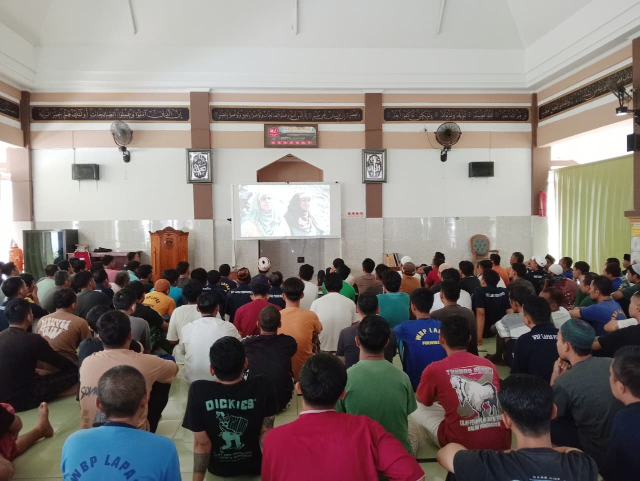 Warga Binaan Lapas Kelas IIA Purwokerto Tonton Film Kisah Nabi Yusuf di Masjid At-Taubah
