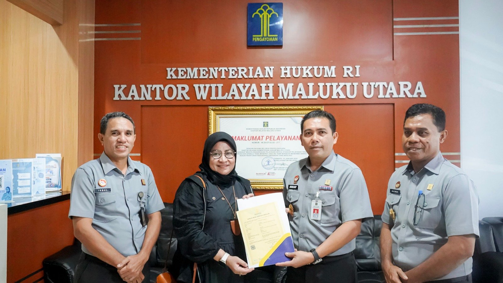 Kakanwil Kemenkum Malut Serahkan Surat Pencatatan Ciptaan Alat Tenun Ngale Gahi Puta
