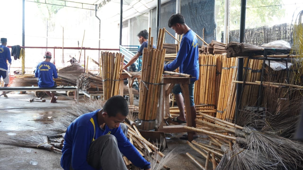 Asah Keterampilan, Warga Binaan Lapas Kelas IIA Purwokerto Produksi Sapu Lidi