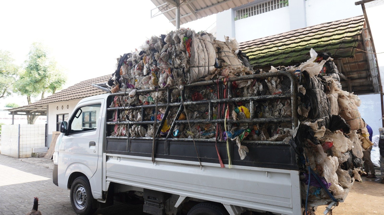 Lapas Kelas IIA Purwokerto Laksanakan Pengangkutan Bahan Plastik RDF Dukung Pengelolaan Sampah Terpadu