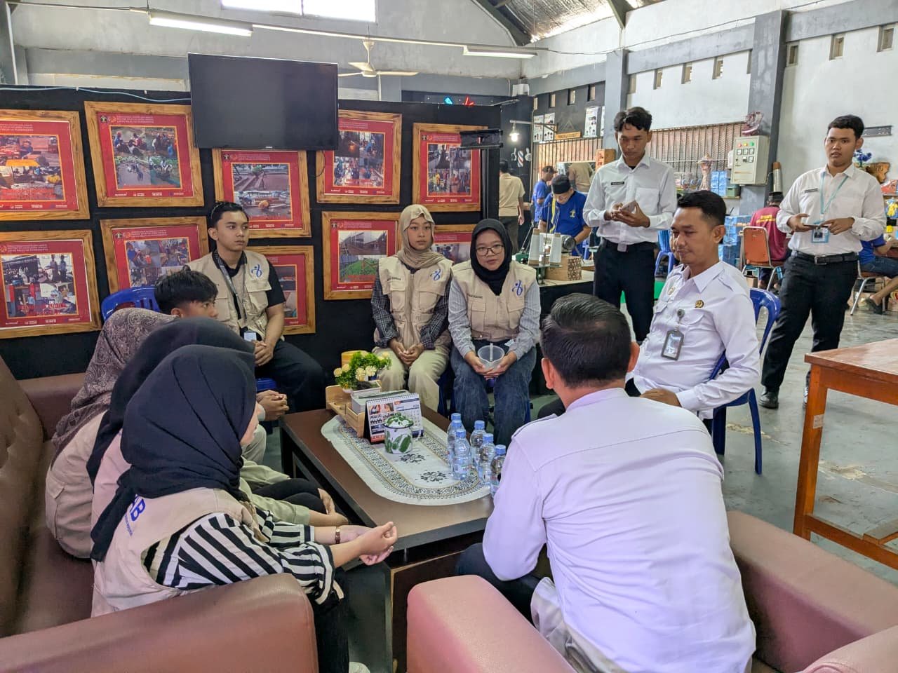 Lapas Purwokerto Bersama Komunitas YSAB Lakukan Monitoring Lanjutan dan Uji Pupuk Organik Cair pada Tanaman Melon dan Cesim