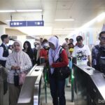 Penumpang melakukan tap out di Stasiun MRT Dukuh Atas