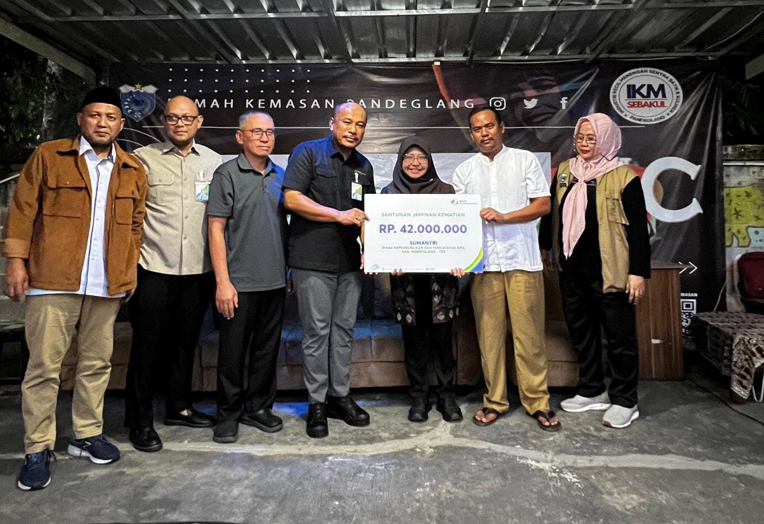 BPJS Ketenagakerjaan Bersama Bupati Pandeglang Lakukan Monitoring Pelaksanaan Jasa Kontruksi dan Serahkan Santunan JKM
