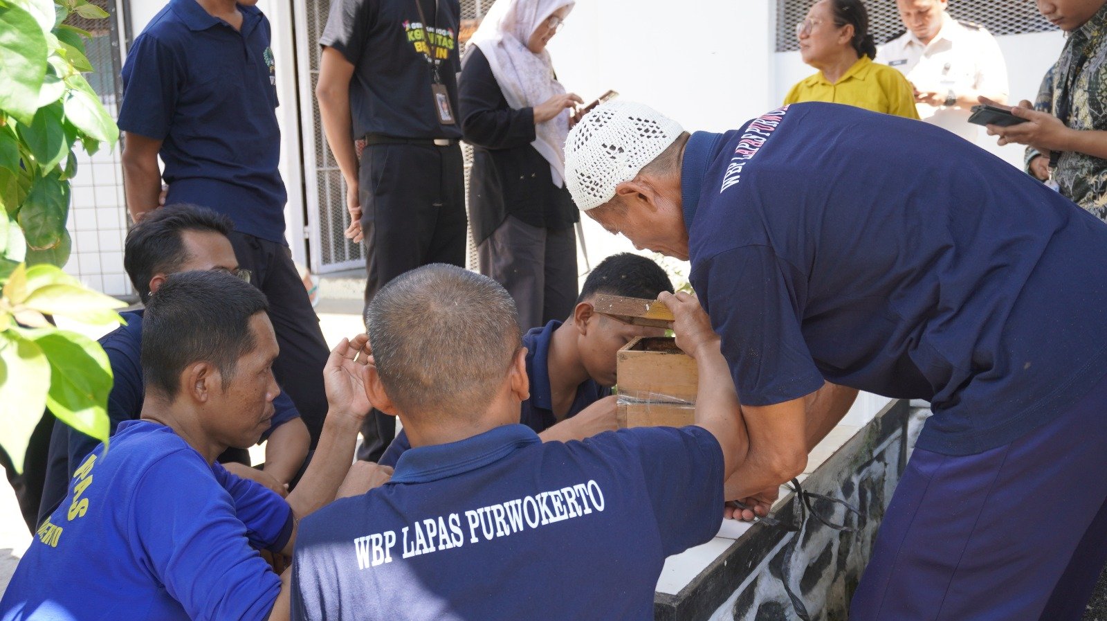 Lapas Purwokerto Laksanakan Monitoring dan Evaluasi Budidaya Madu Lebah Klanceng Bersama Tim Dosen Unsoed