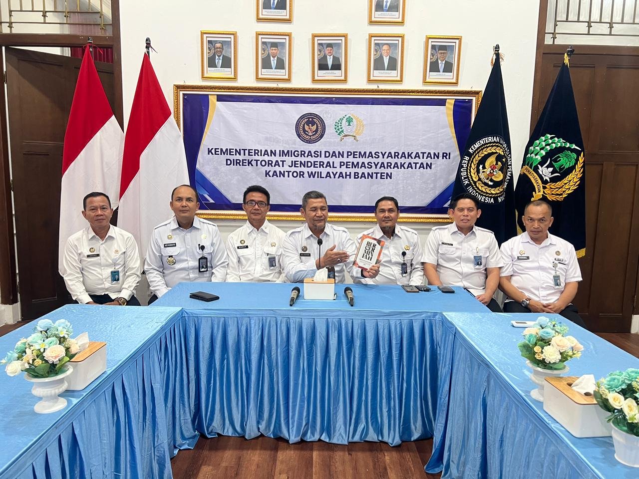 Kakanwil Ditjenpas Banten, Ali Syeh Luncurkan Buku “Bercerminlah” Menggugah untuk Hidup Lebih Baik