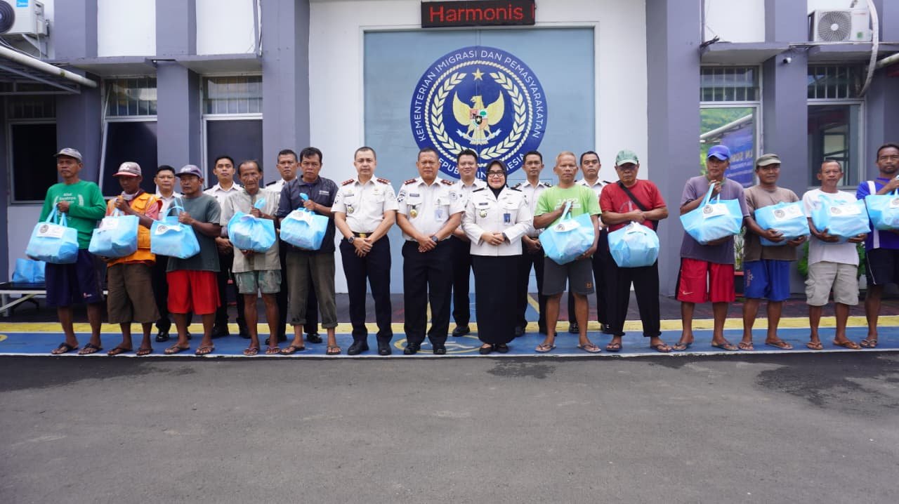 Kakanwil Ditjen Pemasyarakatan Jawa Tengah Serahkan Bantuan Sosial kepada Masyarakat di Lapas Purwokerto