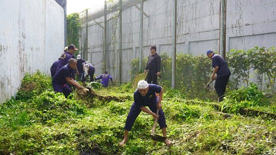 Jaga Kebersihan dan Keamanan, Pegawai Lapas Kelas IIA Purwokerto Laksanakan Kerja Bakti di Brandgang