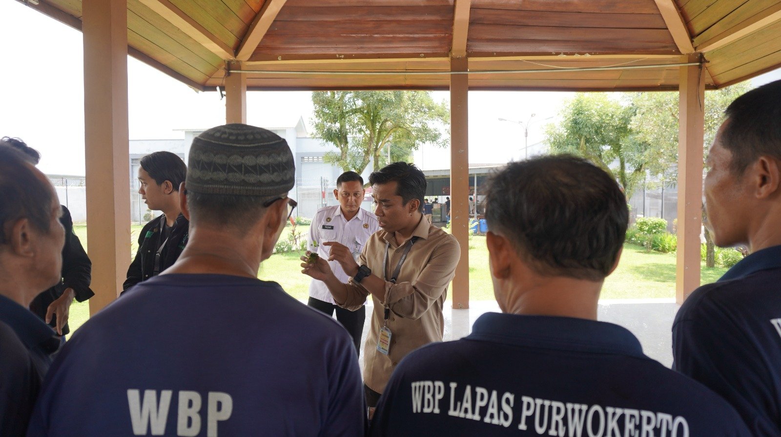 Tingkatkan Kemandirian Warga Binaan, Lapas Purwokerto Gelar Sapa Hidroponik Bersama UMP
