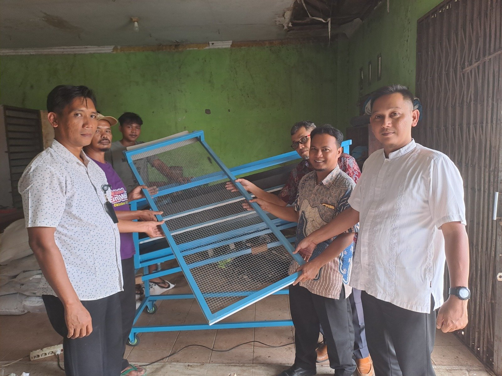 Dukung Pemberdayaan Lingkungan, Lapas Purwokerto Kirim Mesin Ayakan Maggot ke Desa Penambangan
