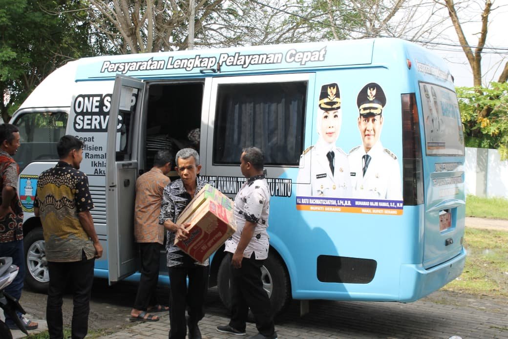 DPMPTSP Kabupaten Serang Salurkan Bantuan Sembako untuk Korban Terdampak Banjir di Carenang
