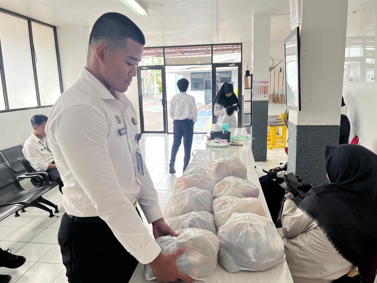 Layanan Penitipan Makanan Berbuka Puasa, Warga Binaan Lapas Kelas IIA Purwokerto Rasakan Dukungan Keluarga