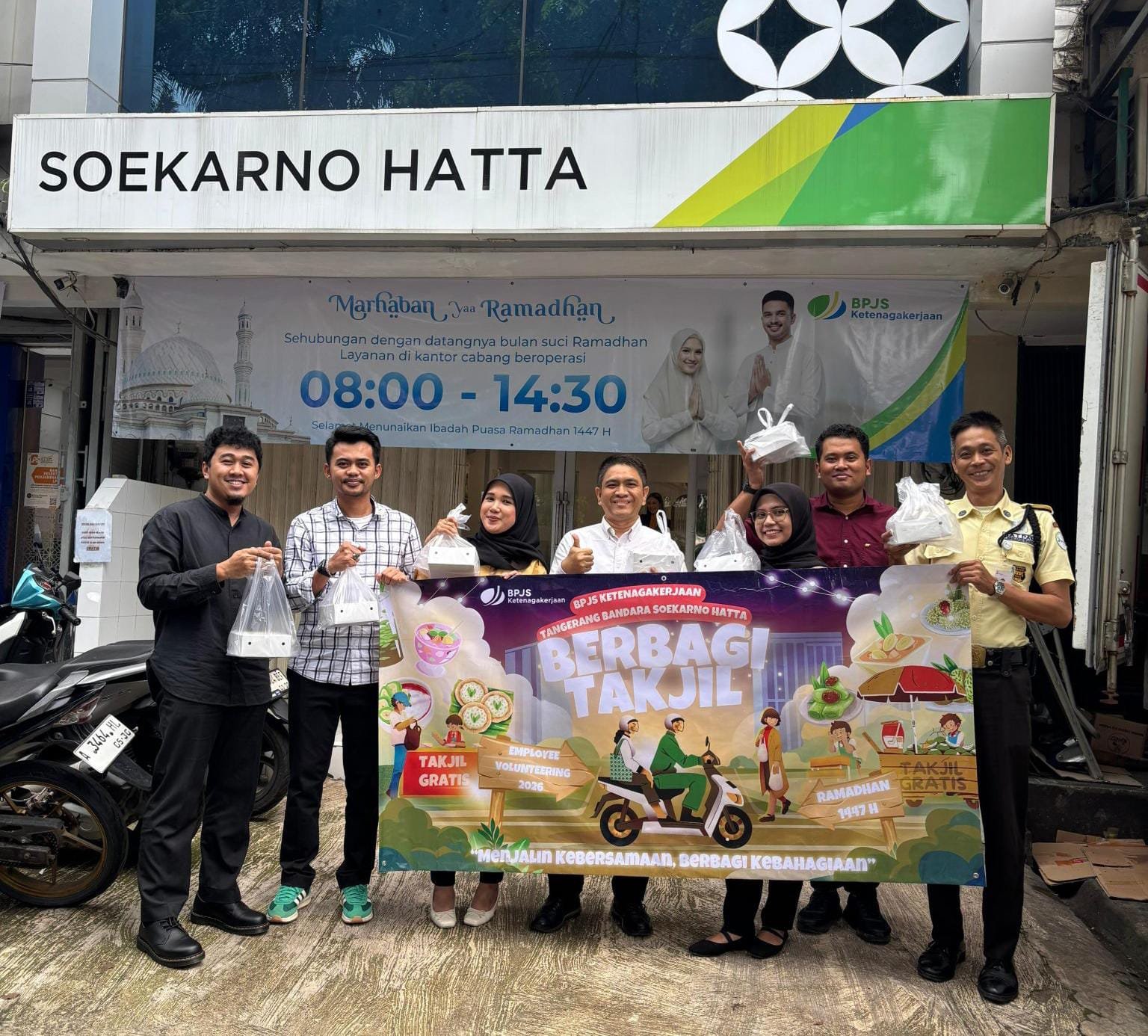 BPJS Ketenagakerjaan Cabang Tangerang Bandara Soekarno Hatta Gelar Employee Volunteering dengan Membagikan Puluhan Paket Takjil