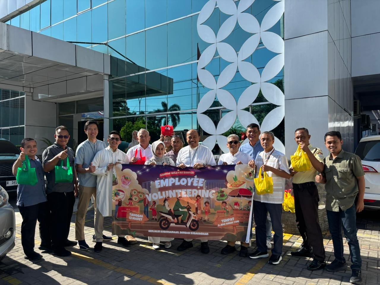 Melalui Kegiatan Employee Volunteering, BPJS Ketenagakerjaan Kanwil Banten Bagikan Ratusan Paket Sembako Kepada Masyarakat