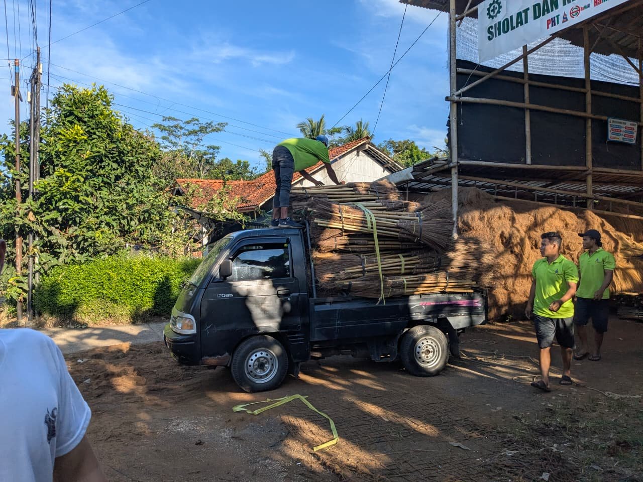 Lapas Purwokerto Kirim 1.400 Produk Sapu Hasil Karya Warga Binaan ke CV Hamaki Group Cilacap