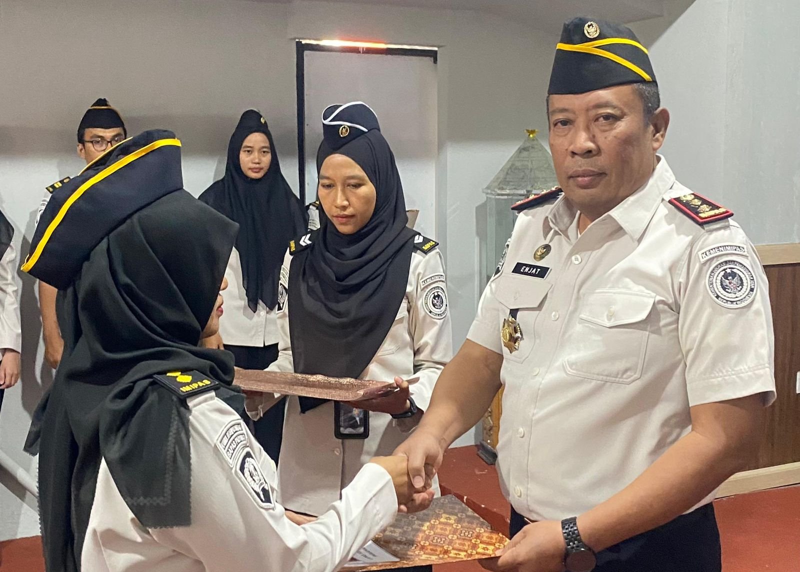 Perkuat Layanan Hingga Kedaerah, Kepala Bapas Padang Serahkan SK Penempatan 24 Petugas di 8 Pos Bapas