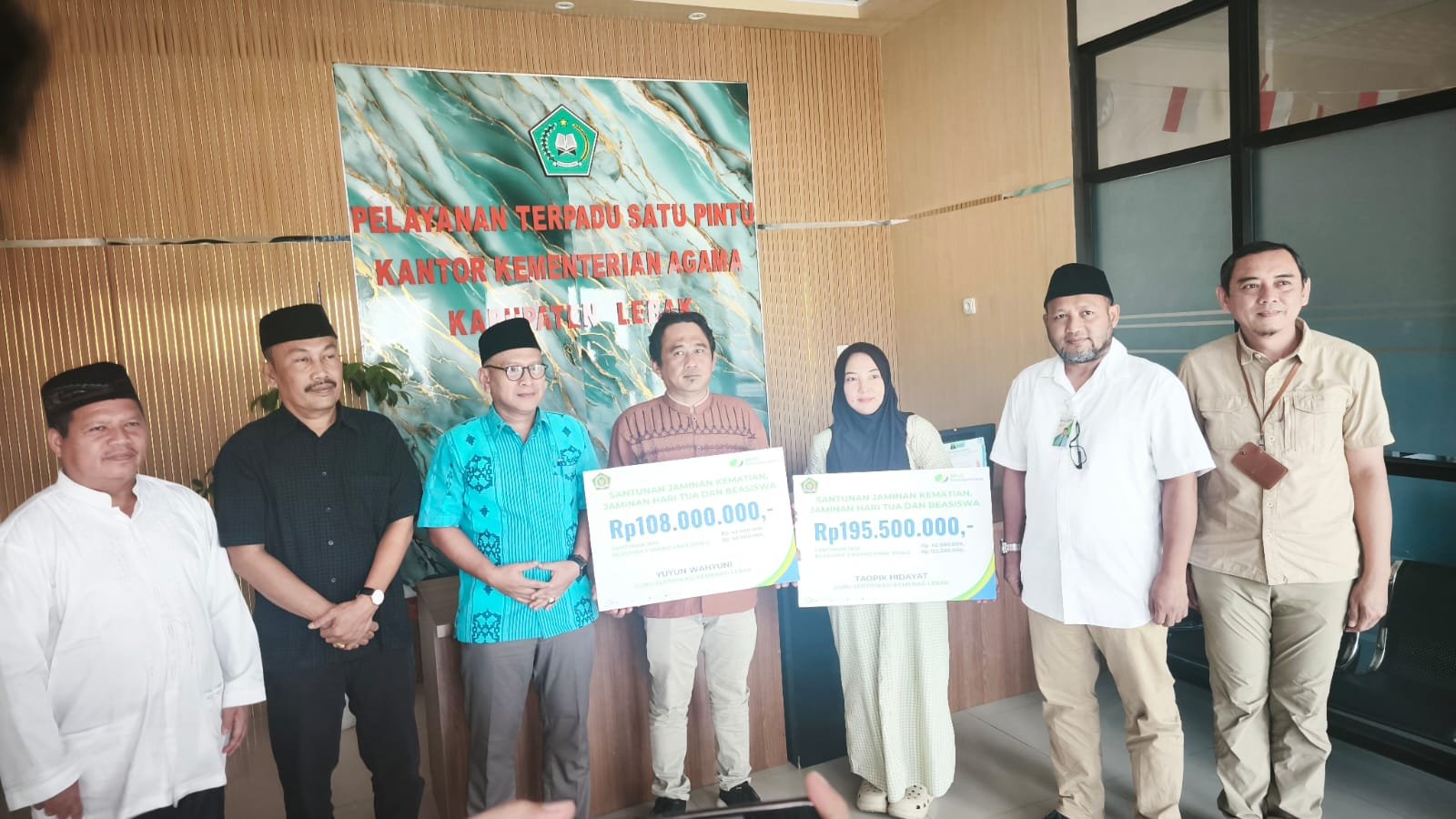 Kemenag Lebak Serahkan Manfaat Program JKM Kepada Dua Ahli Waris Guru Madrasah, Total Santunan Hingga Ratusan Juta