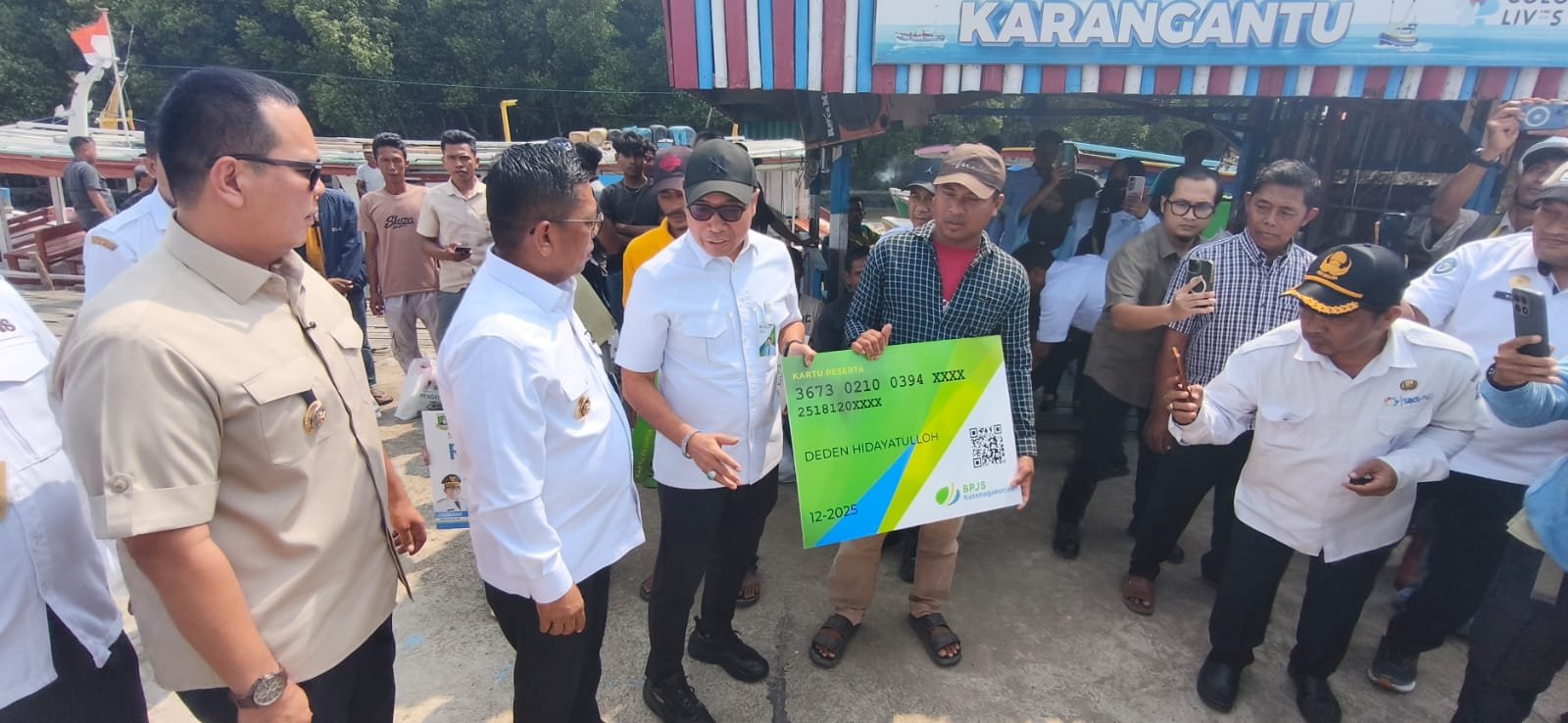 Gubernur Banten Serahkan Santunan JKM dan Kartu Kepesertaan BPJS Ketenagakerjaan Kepada Nelayan di Karangantu
