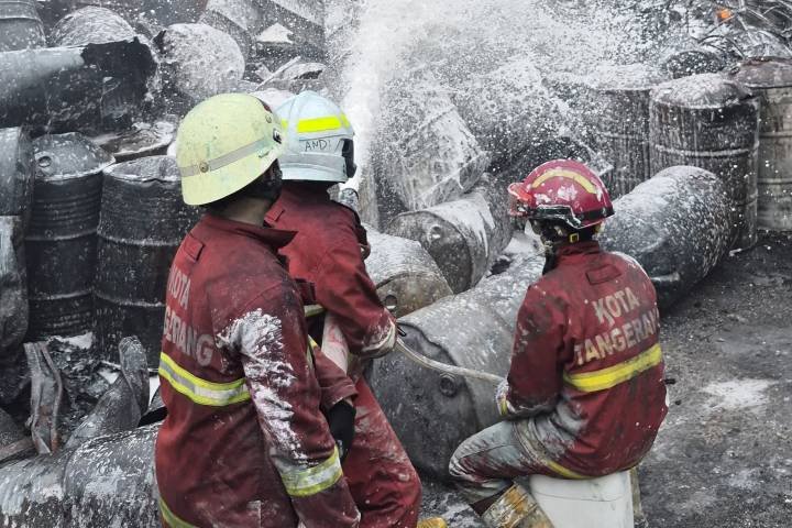 90 Personel Diterjunkan Tangani Kebakaran Pabrik Karet di Cipondoh